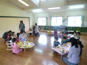 みんなでテーブルを囲んで楽しい給食